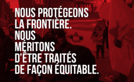 Image d'une manif en Sask. avec les mots "Nous protégeons la frontière canadienne. Nous méritons d'être traités de façon équitable"