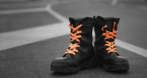 PSAC-CIU Wins Case Allowing Workers to Support Their Union at Work Boots with orange shoelaces / Bottes avec lacets orange