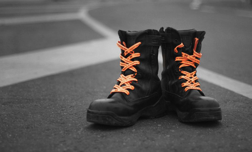 Boots with orange shoelaces / Bottes avec lacets orange