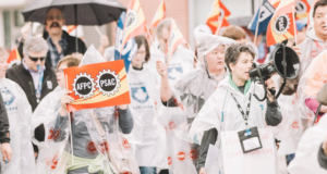 L’AFPC et le gouvernement retournent à la table de négociation pour conclure une entente avant les élections Photo of PSAC members marching in a rally