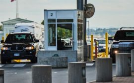 Photo de voitures à un poste frontalier