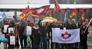 Les membres du SDI manifestent au point d’entrée de Peace Arch Peace Arch