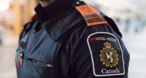 L’équipe de négociation du groupe FB a besoin de votre soutien ! Photo of CBSA officer with orange epaulettes