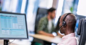 La clé d’un plan de retour au travail réussi Man working at computer