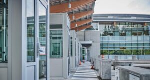 Les gouvernements doivent vacciner en priorité tous les travailleurs de première ligne Canadian border crossing