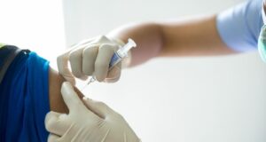 Vos droits au travail : vaccination et dépistage de la COVID-19 Image vaccination