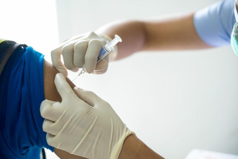 Vos droits au travail : vaccination et dépistage de la COVID-19