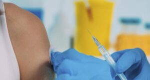 Personne se faisant vacciner Congé payé 698 pour les fonctionnaires qui se font vacciner Image of arm about the receive a vaccine