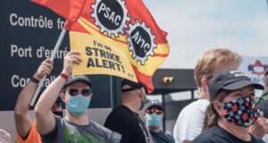 Groupe FB : les négociations avec l’ASFC sont au point mort ; le syndicat se prépare pour la grève CIU members rallying with a sign that says "I'm on strike alert"