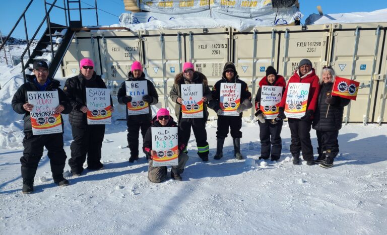 Dons au Syndicat des employé-e-s du Nunavut : Soutenez les grévistes | ᐃᑲᔪᕈᒪᔪᑦ ᑮᓇᐅᔭᖅᑎᒍᑦ ᑐᓂᓯᔪᓐᓇᖅᑐᑦ ᓄᓇᕘᒥ ᐃᖅᑲᓇᐃᔭᖅᑏᑦ ᑲᑐᔾᔨᖃᑎᒌᖏᓐᓄᑦ : ᐃᑲᔪᕈᒪᓂᖏᑦ ᐱᓱᑉᐸᑦᑐᓂᑦ ᐃᖅᑲᓇᐃᔭᖅᑎᓂᑦ