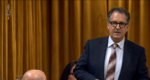 À regarder — Retraite après 25 ans de service pour le personnel frontalier : Brian Masse pose les vraies questions Brian Masse asking the real questions about the long-standing issue of retirement after 25 years of service for border personnel.