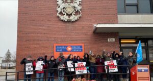 CIU members supports CUPW on the picket line